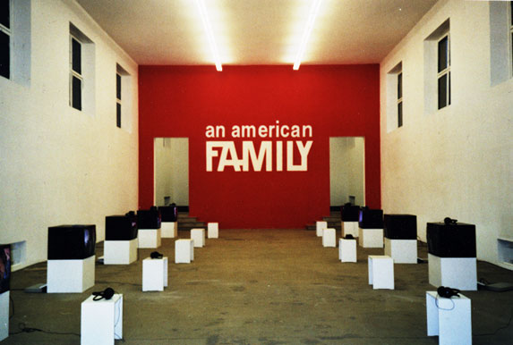 Rote Wand mit weißem Schriftzug "An American Family"