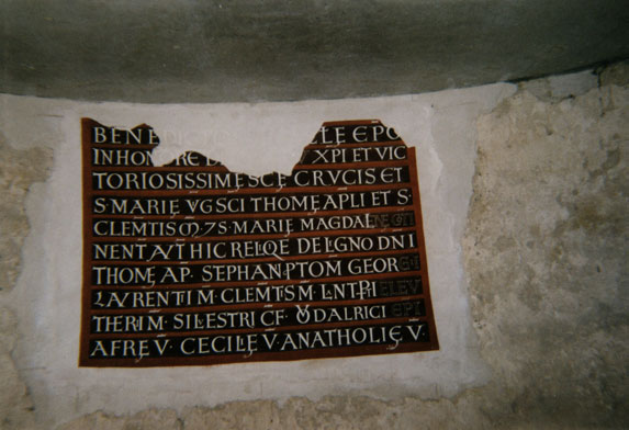 Steinmauer mit lateinischem Text